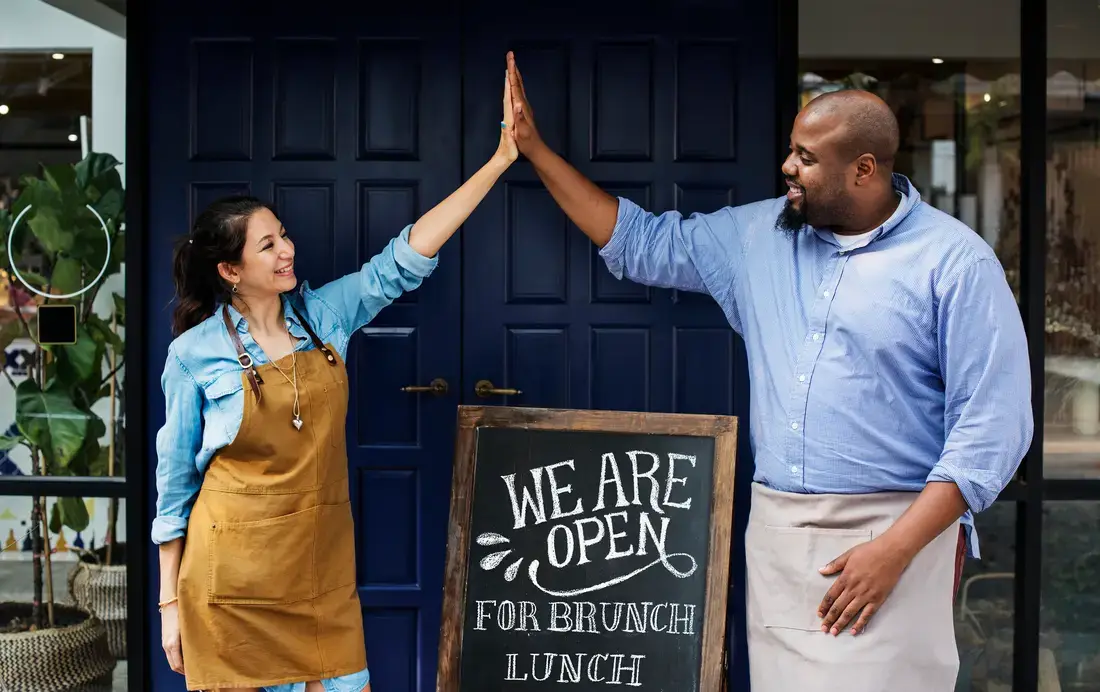 6 Marketing & Branding Tips To Attract More Restaurant Customers